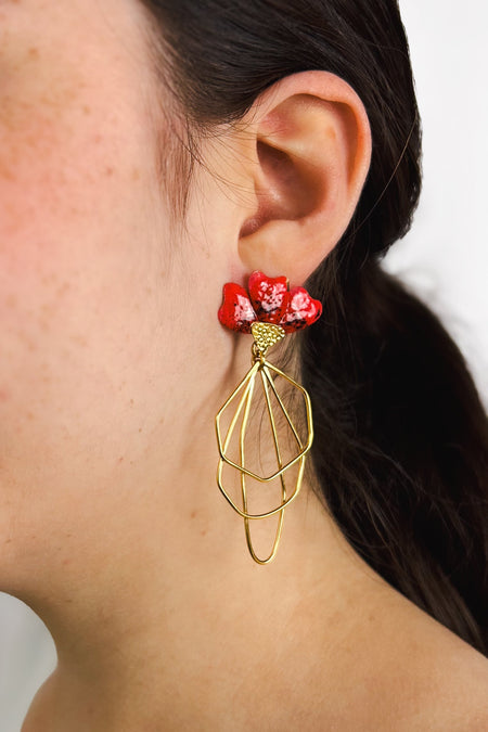 Leuchtend, elegant und voller Charakter – die Amapolas Ohrringe sind inspiriert von der anmutigen Form der Mohnblume. Die handgefertigten Blüten bestehen aus farbenfroher Emaille, deren intensives Rot lebendig schimmert. Darunter entfalten sich feine, goldene Linien, die wie stilisierte Blätter wirken und dem Design Leichtigkeit verleihen.