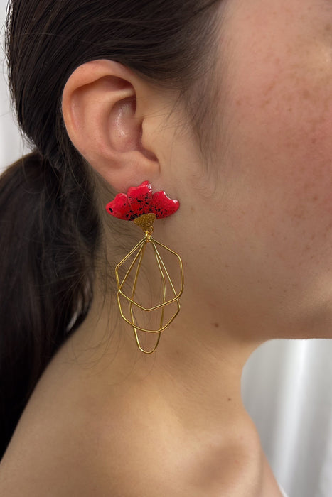 Leuchtend, elegant und voller Charakter – die Amapolas Ohrringe sind inspiriert von der anmutigen Form der Mohnblume. Die handgefertigten Blüten bestehen aus farbenfroher Emaille, deren intensives Rot lebendig schimmert. Darunter entfalten sich feine, goldene Linien, die wie stilisierte Blätter wirken und dem Design Leichtigkeit verleihen.