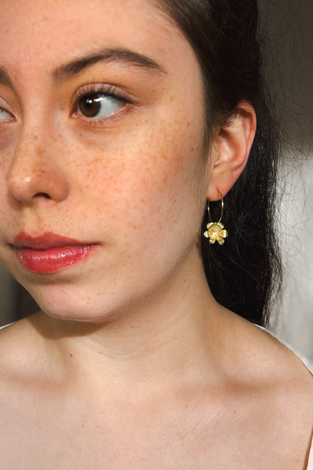 Zart und verspielt – die „Mini Jacintos“ sind handgefertigte Ohrringe mit einer einzelnen, fein ziselierten Blüte, die sanft an einer Creole schwingt. Ihre schlichte Eleganz macht sie zu einem dezenten, aber besonderen Begleiter für jeden Tag.