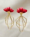 Leuchtend, elegant und voller Charakter – die Amapolas Ohrringe sind inspiriert von der anmutigen Form der Mohnblume. Die handgefertigten Blüten bestehen aus farbenfroher Emaille, deren intensives Rot lebendig schimmert. Darunter entfalten sich feine, goldene Linien, die wie stilisierte Blätter wirken und dem Design Leichtigkeit verleihen.