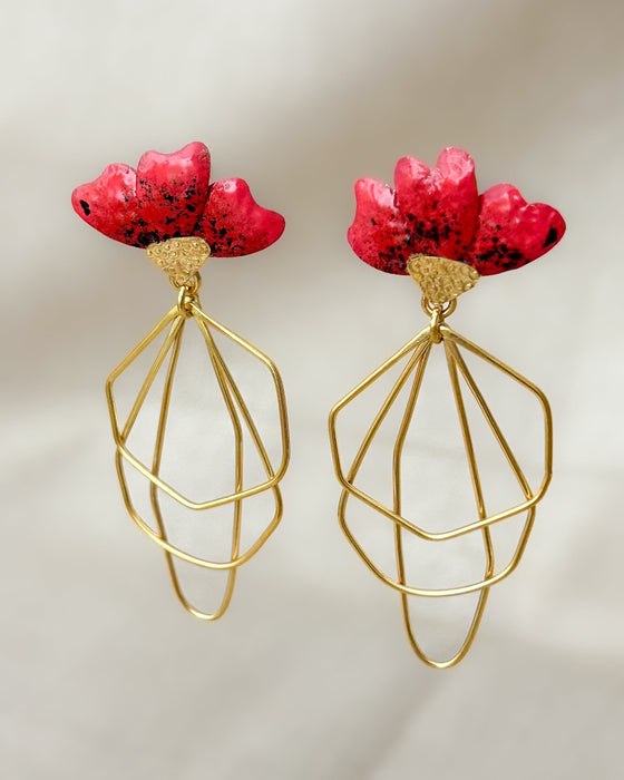 Leuchtend, elegant und voller Charakter – die Amapolas Ohrringe sind inspiriert von der anmutigen Form der Mohnblume. Die handgefertigten Blüten bestehen aus farbenfroher Emaille, deren intensives Rot lebendig schimmert. Darunter entfalten sich feine, goldene Linien, die wie stilisierte Blätter wirken und dem Design Leichtigkeit verleihen.