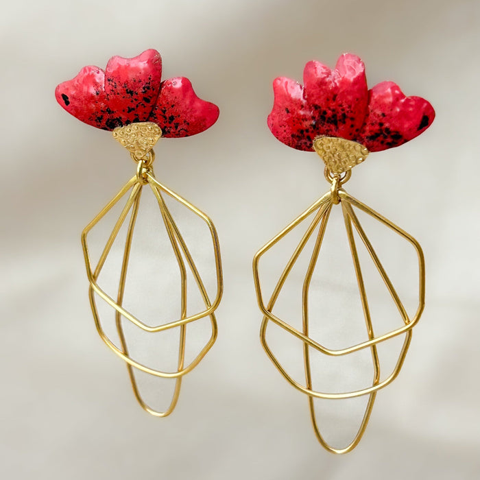 Leuchtend, elegant und voller Charakter – die Amapolas Ohrringe sind inspiriert von der anmutigen Form der Mohnblume. Die handgefertigten Blüten bestehen aus farbenfroher Emaille, deren intensives Rot lebendig schimmert. Darunter entfalten sich feine, goldene Linien, die wie stilisierte Blätter wirken und dem Design Leichtigkeit verleihen.