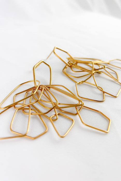 Leicht, verspielt und voller Bewegung – die Ohrringe „Fadenspiel“ verbinden zarte Linien zu einem kunstvollen Ganzen. Feine, unregelmäßig geformte Elemente hängen in fließender Bewegung zusammen und erzeugen beim Tragen ein lebendiges Spiel von Licht und Form.