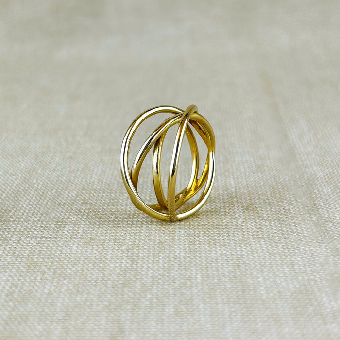 Ein Ring voller Bewegung und Leichtigkeit. Dieses außergewöhnliche Design aus 100% recyceltem Silber 925 oder 100% recyceltem 14 Karat Gold spielt mit fließenden, sich kreuzenden Linien, die an ein Hula Hoop in Bewegung erinnern. Die glänzende Oberfläche reflektiert das Licht sanft und betont die dynamische Form – ein Schmuckstück, das gleichzeitig modern und klassisch wirkt.