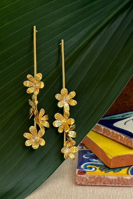Jacintos - Florale Eleganz in Gold – handgefertigte Statement-Ohrringe aus Messing, 24K vergoldet
Schmuck mit Charakter