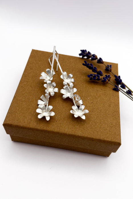 Jacintos - Florale Eleganz in Gold – handgefertigte Statement-Ohrringe aus Messing schwarzer Hintergrund, 24K vergoldet mit Box
Schmuck mit Charakter