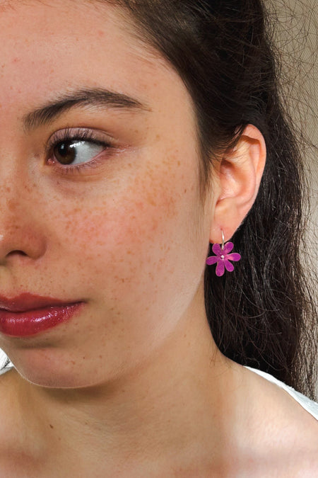 Die „Silvestres“ sind leichte, handgefertigte Ohrringe mit einer zarten Blüte, die dezent schwingt und jedem Look eine natürliche, frische Note verleiht. Die Blume wird aus Silber oder Messing gefertigt und emailliert, sodass verschiedene Farbvarianten möglich sind. Die Ohrhaken bestehen immer aus 925er Silber – angenehm zu tragen und hochwertig verarbeitet, ganz in traditioneller Handarbeit.