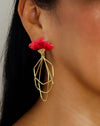 Ohrringe "Mohnblume" 18K vergoldet
Emaille Blumenschmuck mit Model,  Statement-Ohrringe für Damen, Schmuck mit Charakter