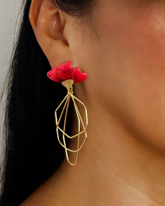 Ohrringe "Mohnblume" 18K vergoldet
Emaille Blumenschmuck mit Model,  Statement-Ohrringe für Damen, Schmuck mit Charakter