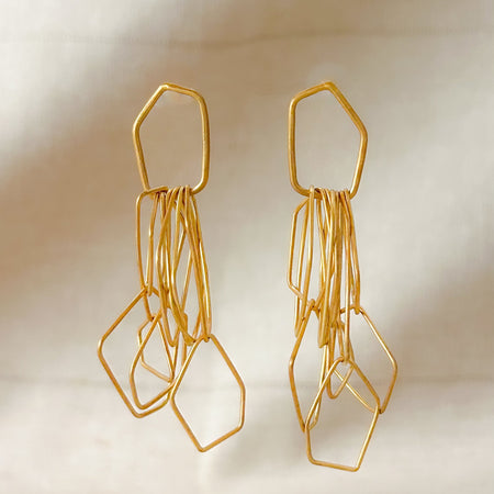 Leicht, verspielt und voller Bewegung – die Ohrringe „Fadenspiel“ verbinden zarte Linien zu einem kunstvollen Ganzen. Feine, unregelmäßig geformte Elemente hängen in fließender Bewegung zusammen und erzeugen beim Tragen ein lebendiges Spiel von Licht und Form.