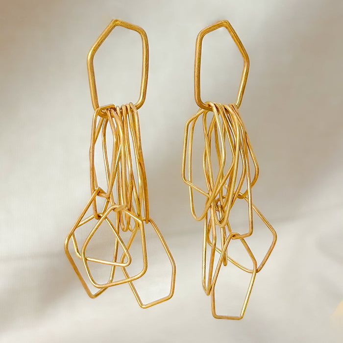 Leicht, verspielt und voller Bewegung – die Ohrringe „Fadenspiel“ verbinden zarte Linien zu einem kunstvollen Ganzen. Feine, unregelmäßig geformte Elemente hängen in fließender Bewegung zusammen und erzeugen beim Tragen ein lebendiges Spiel von Licht und Form.