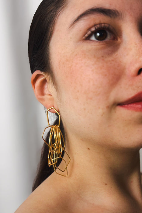 Leicht, verspielt und voller Bewegung – die Ohrringe „Fadenspiel“ verbinden zarte Linien zu einem kunstvollen Ganzen. Feine, unregelmäßig geformte Elemente hängen in fließender Bewegung zusammen und erzeugen beim Tragen ein lebendiges Spiel von Licht und Form.