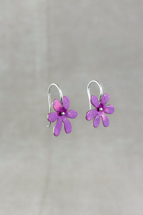 Die „Silvestres“ sind leichte, handgefertigte Ohrringe mit einer zarten Blüte, die dezent schwingt und jedem Look eine natürliche, frische Note verleiht. Die Blume wird aus Silber oder Messing gefertigt und emailliert, sodass verschiedene Farbvarianten möglich sind. Die Ohrhaken bestehen immer aus 925er Silber – angenehm zu tragen und hochwertig verarbeitet, ganz in traditioneller Handarbeit.