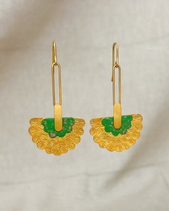 Ohrringe 24k vergoldet – Farbige Statement Ohrringe für Damen gruen front
Handgefertigte Ohrringe 
Schmuck mit Charakter