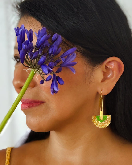 Ohrringe 24k vergoldet – Farbige Statement Ohrringe für Damen Gruen mit Model
Handgefertigte Ohrringe 
Schmuck mit Charakter