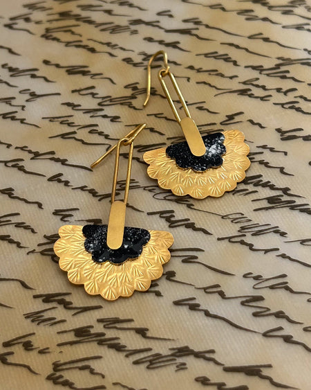 Die „Margaritas“-Ohrringe verbinden traditionelle Handwerkskunst mit moderner Leichtigkeit. Gefertigt aus 925er Silber, vergoldet und von Hand emailliert, bringen sie Farbe und Ausdruck in jedes Outfit.