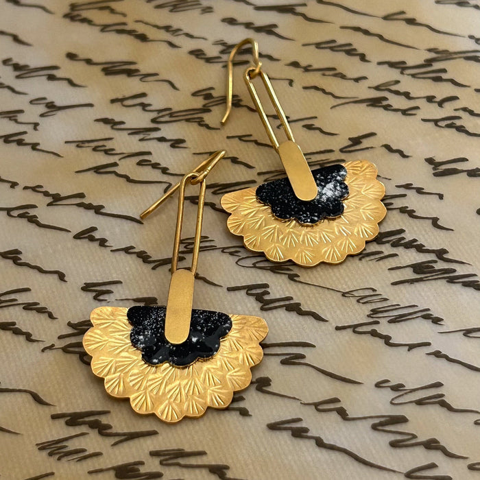 Die „Margaritas“-Ohrringe verbinden traditionelle Handwerkskunst mit moderner Leichtigkeit. Gefertigt aus 925er Silber, vergoldet und von Hand emailliert, bringen sie Farbe und Ausdruck in jedes Outfit.