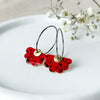Ohrringe Margeritas "Mini" rot
Florale Creolen, leichte Emaille Blumen mehrere Farben erhältlich,  vergoldete Creolen, 18k