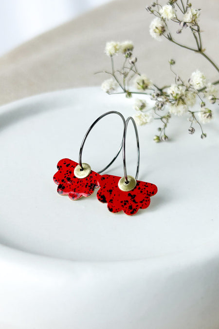 Ohrringe Margeritas "Mini" rot
Florale Creolen, leichte Emaille Blumen mehrere Farben erhältlich,  vergoldete Creolen, 18k