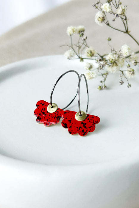 Ohrringe Margeritas "Mini" rot
Florale Creolen, leichte Emaille Blumen mehrere Farben erhältlich,  vergoldete Creolen, 18k