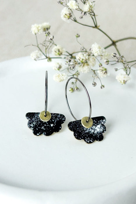 Ohrringe Margeritas "Mini" black
Florale Creolen, leichte Emaille Blumen mehrere Farben erhältlich,  vergoldete Creolen, 18k