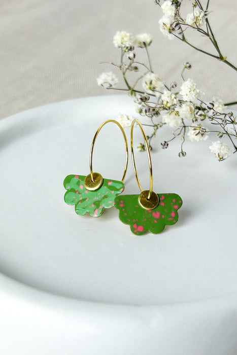 Ohrringe Margeritas "Mini" green
Florale Creolen, leichte Emaille Blumen mehrere Farben erhältlich,  vergoldete Creolen, 18k