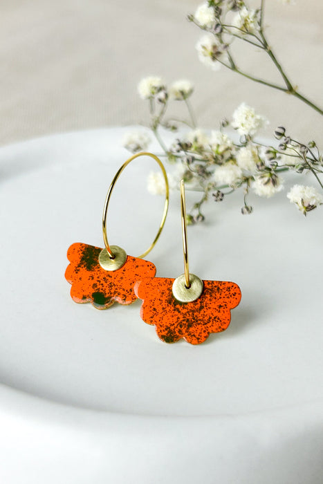 Ohrringe Margeritas "Mini" orange emaille Blumen mehrere Farben erhältlich,  vergoldete Creolen, 18k