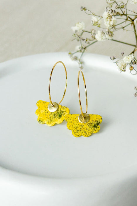 Ohrringe Margeritas "Mini" yellow
Florale Creolen, leichte Emaille Blumen mehrere Farben erhältlich,  vergoldete Creolen, 18k