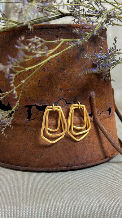 Ohrringe "Triade" mit Hintergrund, vergoldet, geometrisch Schmuck mit Charakter