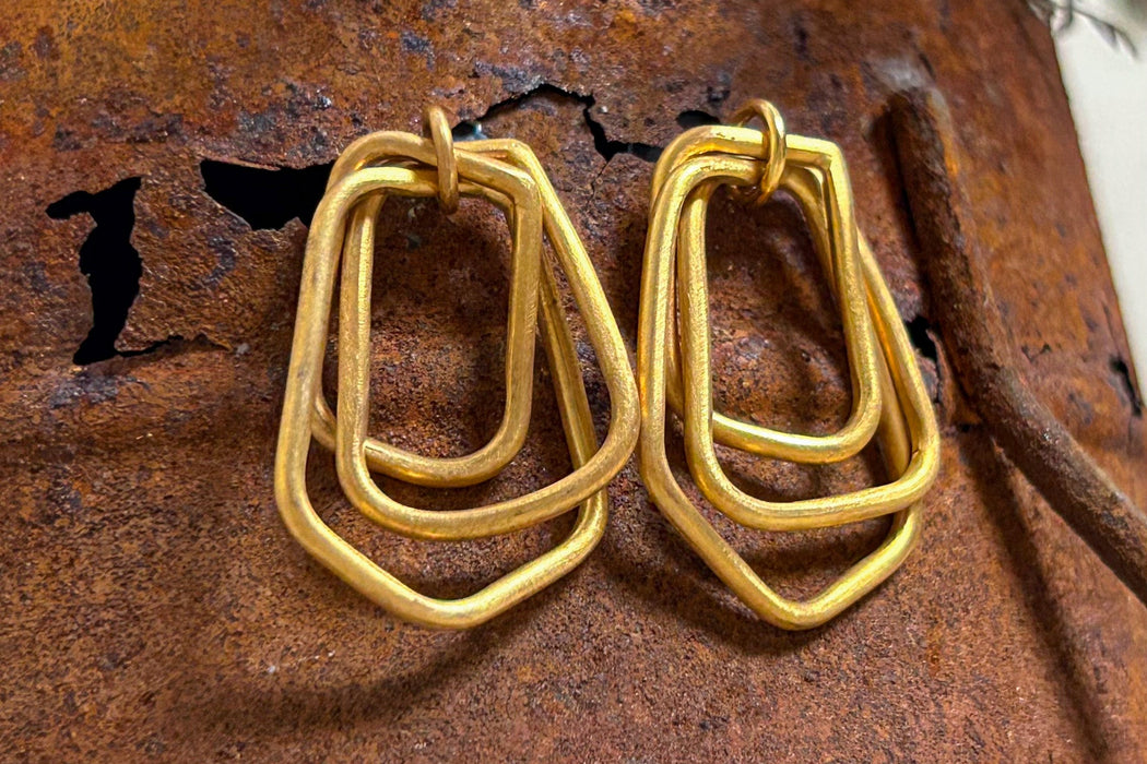 Ohrringe "Triade" mit Hintergrund Zoom, vergoldet, geometrisch Schmuck mit Charakter