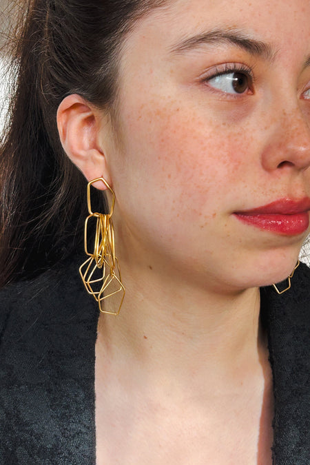 Leicht, verspielt und voller Bewegung – die Ohrringe „Fadenspiel“ verbinden zarte Linien zu einem kunstvollen Ganzen. Feine, unregelmäßig geformte Elemente hängen in fließender Bewegung zusammen und erzeugen beim Tragen ein lebendiges Spiel von Licht und Form.