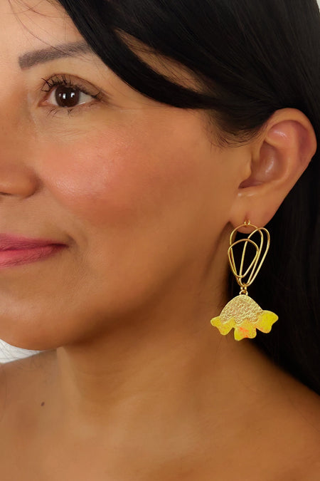 Die „Primavera“-Ohrringe verbinden florale Inspiration mit moderner Gestaltung. Aus vergoldetem 925er Silber gefertigt und von Hand emailliert in warmen Gelb- und Orangetönen, setzen sie lebendige Farbakzente und bringen frische Eleganz in jeden Look.