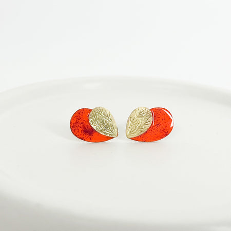 Bunter Ohrstecker 18K vergoldet, geometrisch emailliert rot 
Handgefertigte Ohrstecker aus Messing und  Silber 925 und 
Schmuck mit Charakter