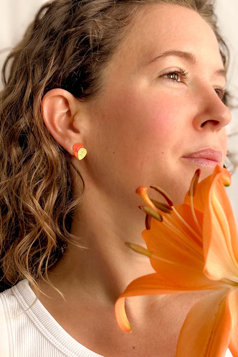 Bunter Ohrstecker 18K vergoldet, geometrisch emailliert rot mit Model
Handgefertigte Ohrstecker aus Messing und  Silber 925 und 
Schmuck mit Charakter