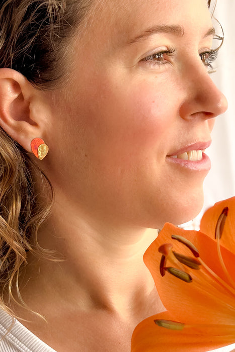 Bunter Ohrstecker 18K vergoldet, geometrisch emailliert rot mit model Seite
Handgefertigte Ohrstecker aus Messing und  Silber 925 und 
Schmuck mit Charakter