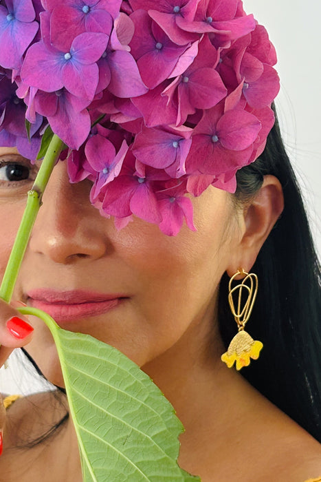 Gelbe Blumen, Ohrringe 18K, vergoldet
Blumenschmuck mit Model Front, handgefertigte Statement-Ohrringe für Damen
Schmuck mit Charakter