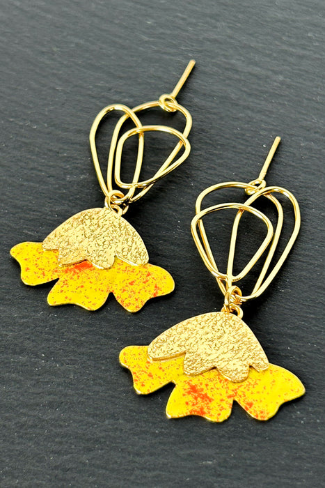 Gelbe Blumen, Ohrringe 18K, vergoldet
Blumenschmuck schwarzer Hintergrund, handgefertigte Statement-Ohrringe für Damen
Schmuck mit Charakter