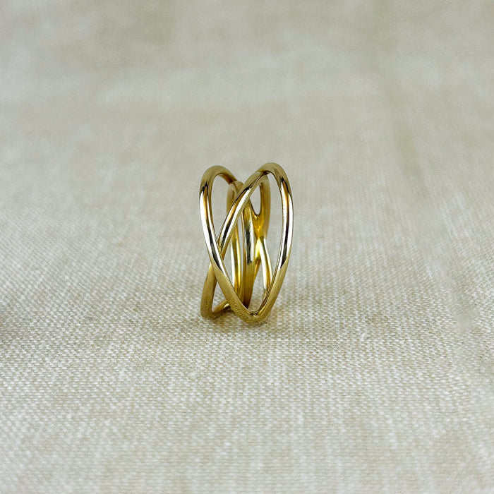 Ein Ring voller Bewegung und Leichtigkeit. Dieses außergewöhnliche Design aus 100% recyceltem Silber 925 oder 100% recyceltem 14 Karat Gold spielt mit fließenden, sich kreuzenden Linien, die an ein Hula Hoop in Bewegung erinnern. Die glänzende Oberfläche reflektiert das Licht sanft und betont die dynamische Form – ein Schmuckstück, das gleichzeitig modern und klassisch wirkt.