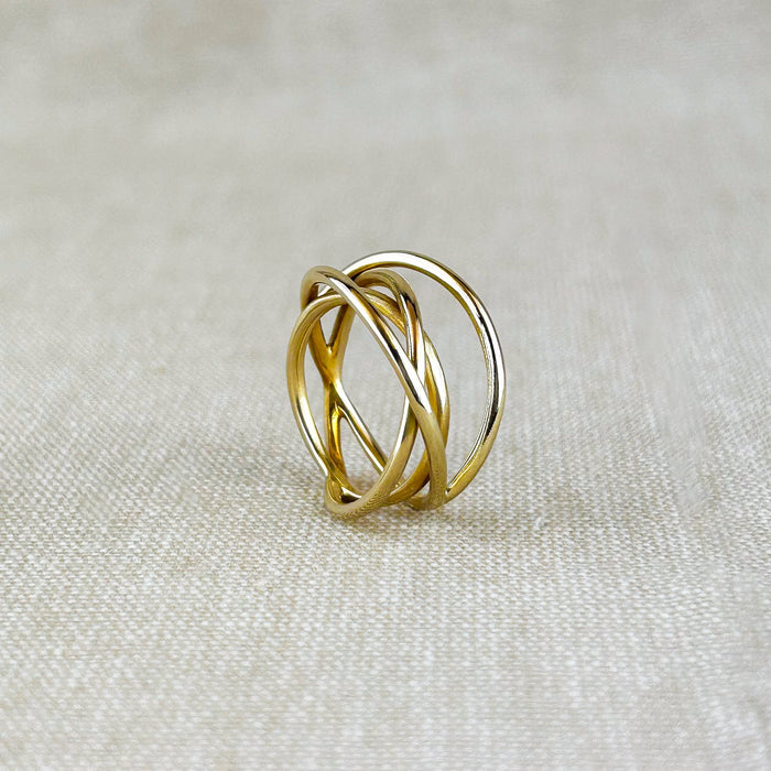 Ein Ring voller Bewegung und Leichtigkeit. Dieses außergewöhnliche Design aus 100% recyceltem Silber 925 oder 100% recyceltem 14 Karat Gold spielt mit fließenden, sich kreuzenden Linien, die an ein Hula Hoop in Bewegung erinnern. Die glänzende Oberfläche reflektiert das Licht sanft und betont die dynamische Form – ein Schmuckstück, das gleichzeitig modern und klassisch wirkt.