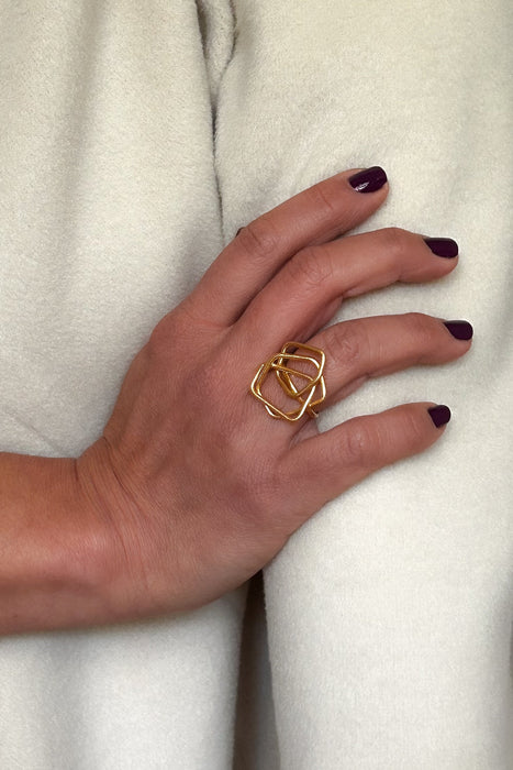 Ein moderner Ring mit klarer, architektonischer Formensprache. Handgefertigt aus feinem 100% recyceltem Sterlingsilber 925, besticht dieses Schmuckstück durch seine leichte, offene Struktur aus ineinander verschlungenen Quadraten. Die matte Oberfläche verleiht dem Ring eine sanfte, elegante Ausstrahlung – zeitlos und doch auffällig.